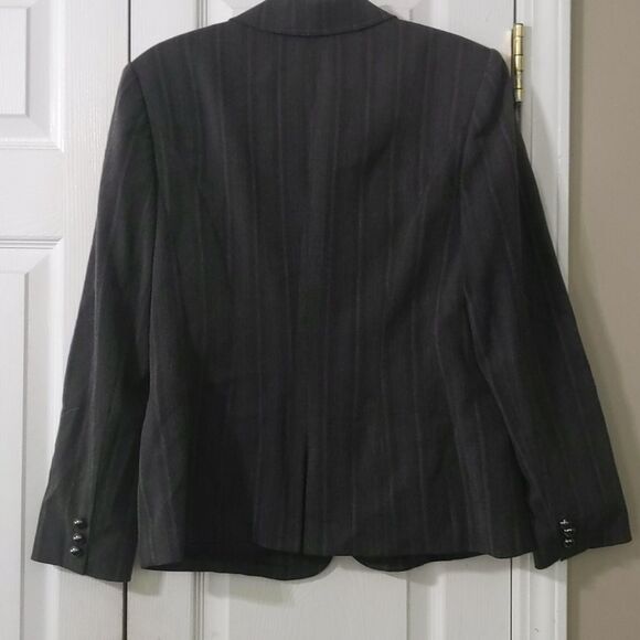 Grace Element gray pinstriped blazer
Sz 10
NWOT - Picture 6 of 6